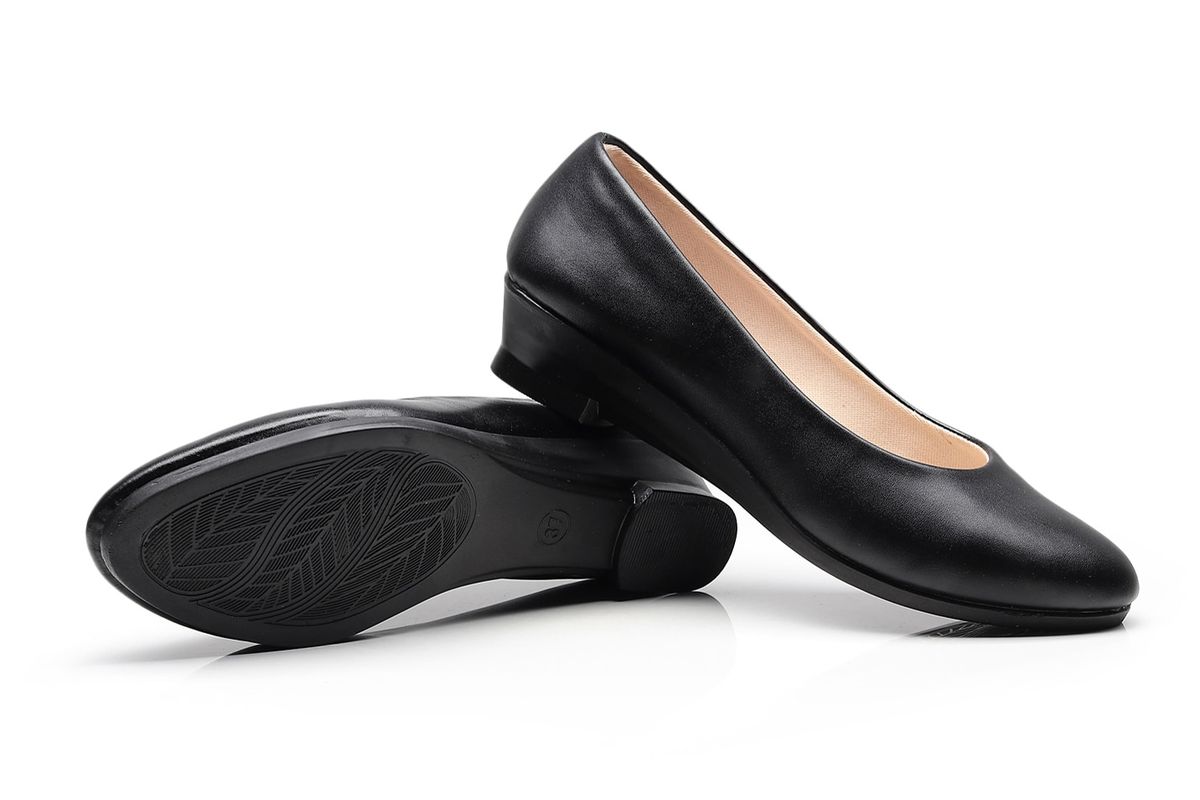 Pair of black leather low-heel pumps — choosing the right shoe size